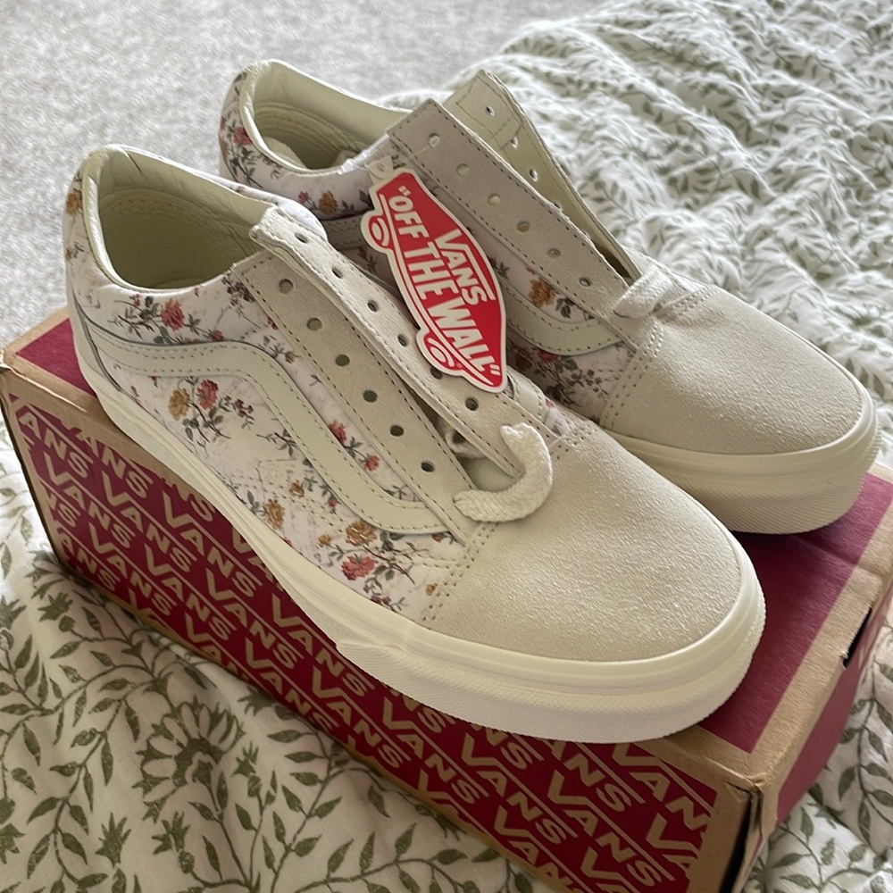 Never worn Vintage Floral/Marshal size 7 Vans